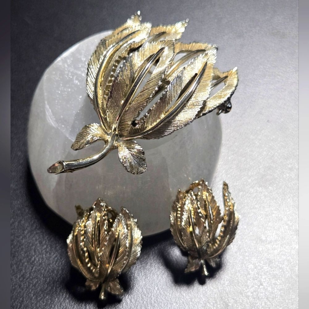 Lisner Vintage Brushed Gold Tone Leaf Bouquet Brooch And Earrings Set